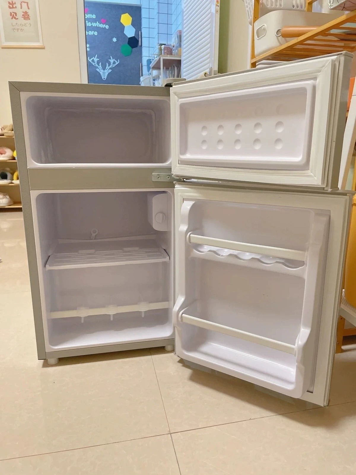 【闲置冰箱】出一台自用租房小冰箱，一两个人一起用没问题，功能全部正常，外观有一些瑕疵磕碰 美的申花迷你小冰箱全新未拆封冷藏冷冻小型家用公寓租房办公室三天一度电节